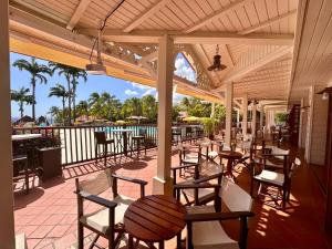 Restoran või mõni muu söögikoht majutusasutuses Curaçao 13 studio vue mer proche plage dans Complexe type Village Vacances