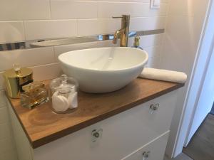 Łazienka w obiekcie Apartament Marine Holiday Elbląg - winda -Parking w HALI GARAŻOWEJ -GRATIS -Business stays