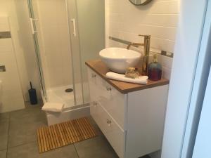 Łazienka w obiekcie Apartament Marine Holiday Elbląg - winda -Parking w HALI GARAŻOWEJ -GRATIS -Business stays