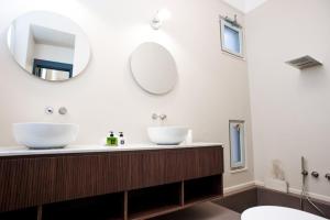 Koupelna v ubytování MoLo Suites