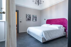 Postel nebo postele na pokoji v ubytování MoLo Suites