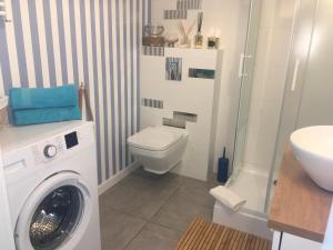 łazienka z pralką i umywalką w obiekcie Apartament Marine Holiday Elbląg - winda -Parking w HALI GARAŻOWEJ -GRATIS -Business stays w Elblągu +28 zdjęć