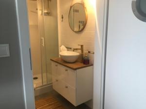 łazienka z umywalką i lustrem w obiekcie Apartament Marine Holiday Elbląg - winda -Parking w HALI GARAŻOWEJ -GRATIS -Business stays w Elblągu