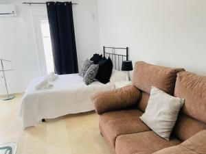 Uma área de estar em Apartamentos Dulcemar Frente al Mar con zona SPA