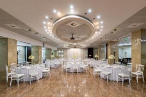 Un restaurant u otro lugar para comer en Bástya Konferencia és Wellness Hotel