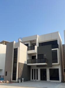 un grande edificio bianco con molte finestre di 芸樂行旅 a Magong