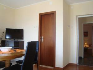TV a/nebo společenská místnost v ubytování Apartments Roncevic #JOKO#