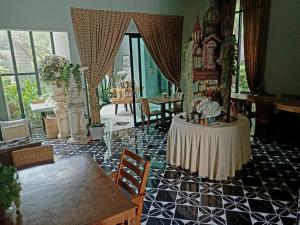 una habitación con una mesa con una casa en ella en Sri Ngachang, en Chiang Mai 70 fotos más