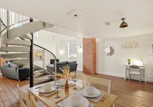 - un salon avec une table et un escalier dans l'établissement Parking, Heated floors, Sleeps 4 guests, Netflix, à Lincoln