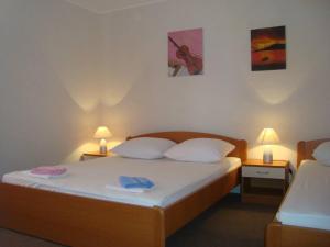 Apartments Roncevic #JOKO# tesisinde bir odada yatak veya yataklar