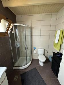 Koupelna v ubytování Gal House