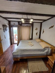 Postel nebo postele na pokoji v ubytování Котеджі Цімбори + 37 fotografií