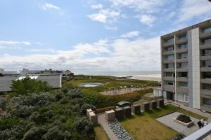 een luchtzicht op een gebouw en het strand bij Haus-Seeblick-43 in Borkum