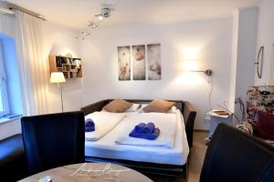 ein Schlafzimmer mit einem Bett mit blauen Handtüchern darauf in der Unterkunft "Möwennestchen" in Borkum
