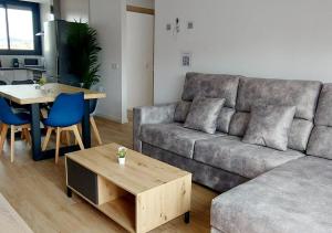 ein Wohnzimmer mit einem Sofa und einem Tisch in der Unterkunft Palma centro in Palma de Mallorca