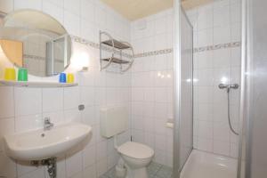 ein Badezimmer mit Toilette, Waschbecken und Dusche in der Unterkunft Haus Königsdüne II/8 in Borkum + 10 Fotos