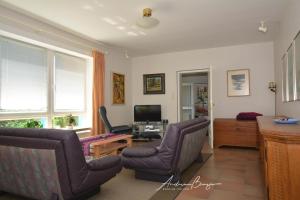 ein Wohnzimmer mit 2 Stühlen und einem Tisch in der Unterkunft Haus Heizmann in Borkum