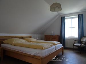 ボルクムにあるHaus-Heizmannのベッドルーム(ベッド1台、窓付)