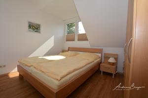 ボルクムにあるGaestehaus-Flandern-4の小さな部屋のベッド1台が備わるベッドルーム1室