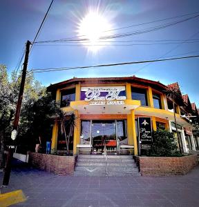 un edificio con un restaurante en una calle en Apart Hotel Piscu Yaco en Merlo