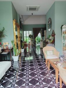 - un salon doté de carrelage noir et blanc dans l'établissement Sri Ngachang, à Chiang Mai