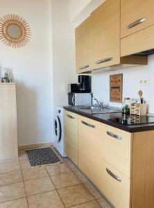 Kuchyň nebo kuchyňský kout v ubytování Bel appartement dans résidence avec piscine