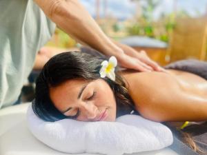 a woman getting a massage from a therapist at Alisios HOT TUB sauna piscina y naturaleza in Buzanada