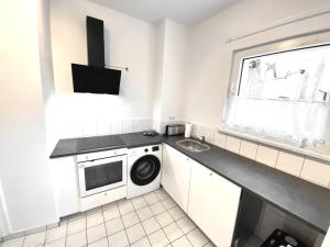 a kitchen with a washing machine and a sink at # VAZ Apartments DU05 für Monteure Küche, TV, WLAN, Parkplatz, Autobahnähe in Duisburg