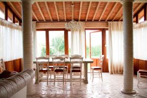 a dining room with a table and chairs at Agriturismo Gualdo Del Re in Suvereto