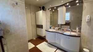 Kúpeľňa v ubytovaní Port Frejus 1er etage de villa vue sur mer, 8-9 Pe + 20 fotografií
