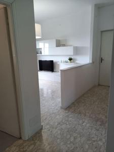 A kitchen or kitchenette at MARE CALMO appartamento con parcheggio