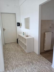 A television and/or entertainment centre at MARE CALMO appartamento con parcheggio
