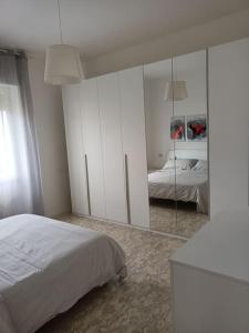 A bed or beds in a room at MARE CALMO appartamento con parcheggio