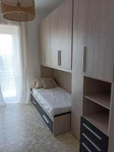 A bed or beds in a room at MARE CALMO appartamento con parcheggio