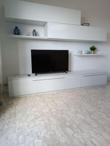A television and/or entertainment centre at MARE CALMO appartamento con parcheggio Még 36 kép