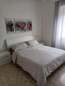 A bed or beds in a room at MARE CALMO appartamento con parcheggio