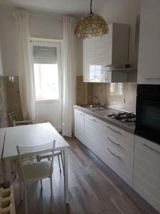 A kitchen or kitchenette at MARE CALMO appartamento con parcheggio