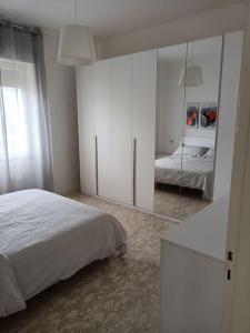 A bed or beds in a room at MARE CALMO appartamento con parcheggio
