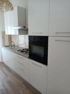 A kitchen or kitchenette at MARE CALMO appartamento con parcheggio