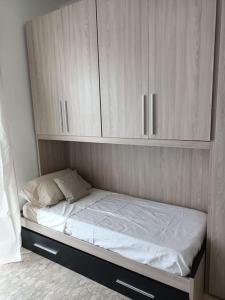 A bed or beds in a room at MARE CALMO appartamento con parcheggio