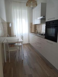 A kitchen or kitchenette at MARE CALMO appartamento con parcheggio