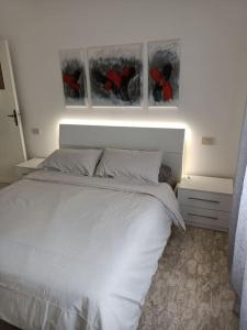 A bed or beds in a room at MARE CALMO appartamento con parcheggio