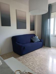 A seating area at MARE CALMO appartamento con parcheggio