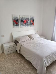 A bed or beds in a room at MARE CALMO appartamento con parcheggio