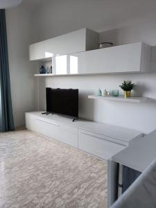 A television and/or entertainment centre at MARE CALMO appartamento con parcheggio