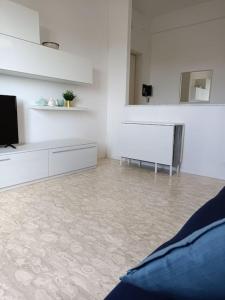 A television and/or entertainment centre at MARE CALMO appartamento con parcheggio