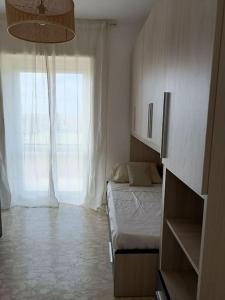 A seating area at MARE CALMO appartamento con parcheggio