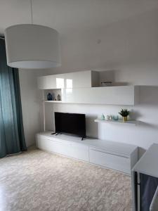 A kitchen or kitchenette at MARE CALMO appartamento con parcheggio