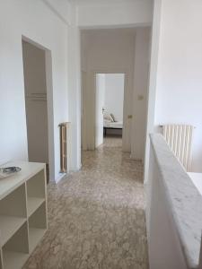 A bed or beds in a room at MARE CALMO appartamento con parcheggio