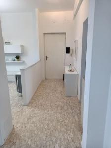 A kitchen or kitchenette at MARE CALMO appartamento con parcheggio